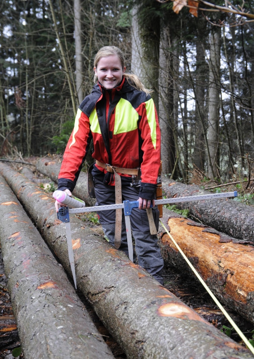 Revierförsterin beim Holzeinmessen. Försterinnen und Förster sind gesuchte Fachkräfte. Auch im Berufsfeld Forstwartin und Forstwart zeichnet sich ein Mangel ab.